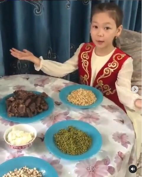  "Ата көрген оқ жонар, ана көрген тон пішер" 2 "Б" сынып оқушысы Жоламан Ботакөздің анасымен бірге "Наурыз көжені" әзірлеуі
