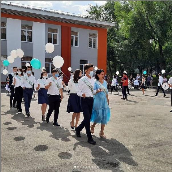 2020 - 2021 оқу жылының мектеп бітіруші түлектеріне аттестат тапсыру рәсімі